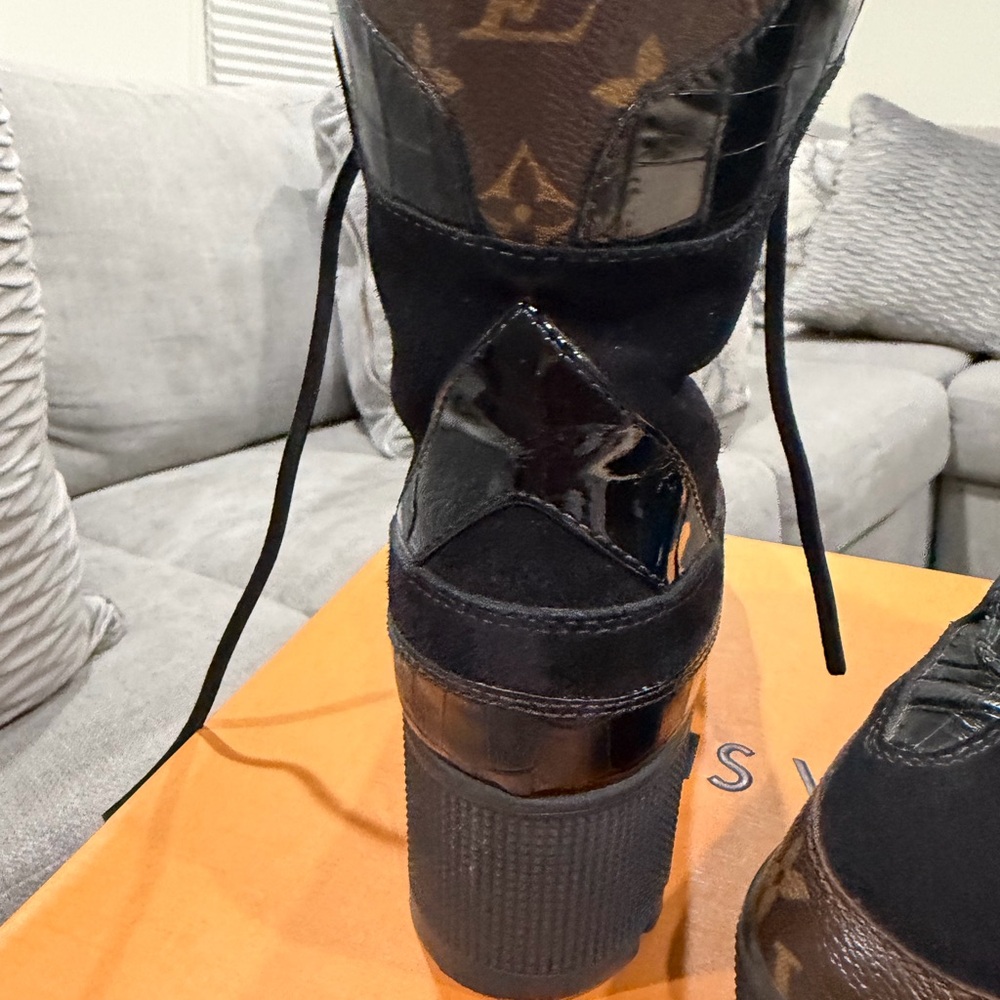 Authentic… Louis Vuitton Black and Brown Lace Up Boots - Picture 9 of 14